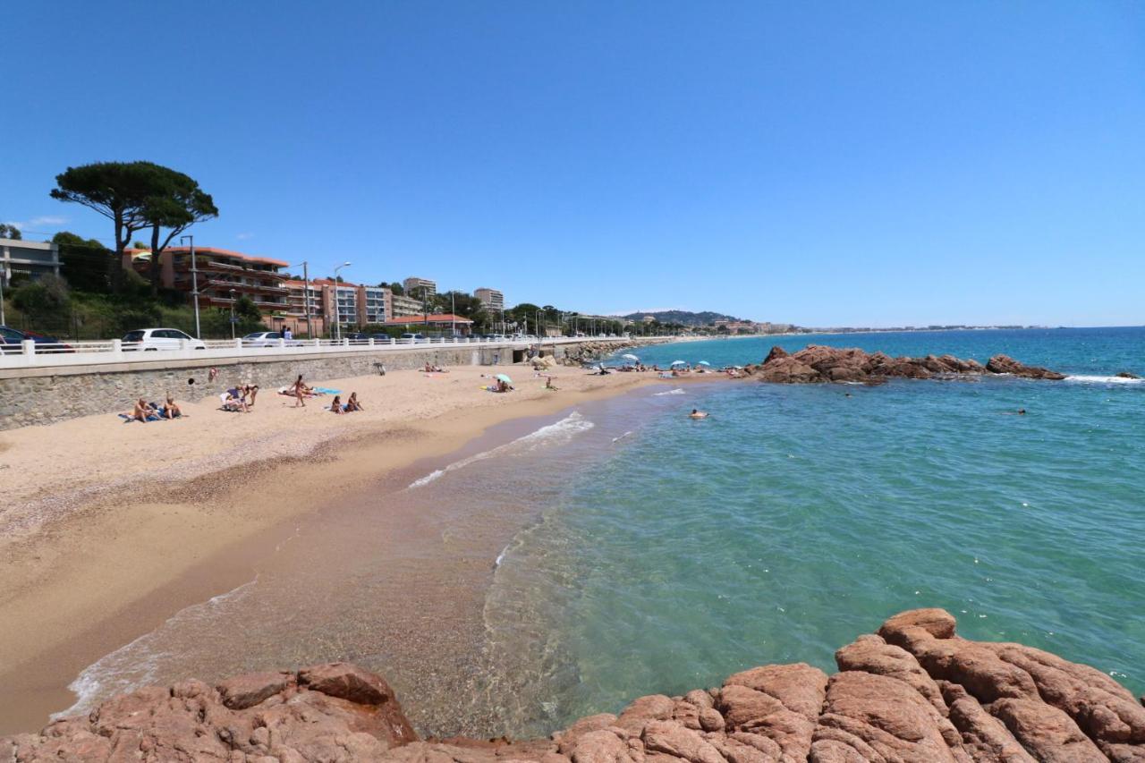 Studio With Beautiful Sea View And Direct Beach Access Кан Екстериор снимка