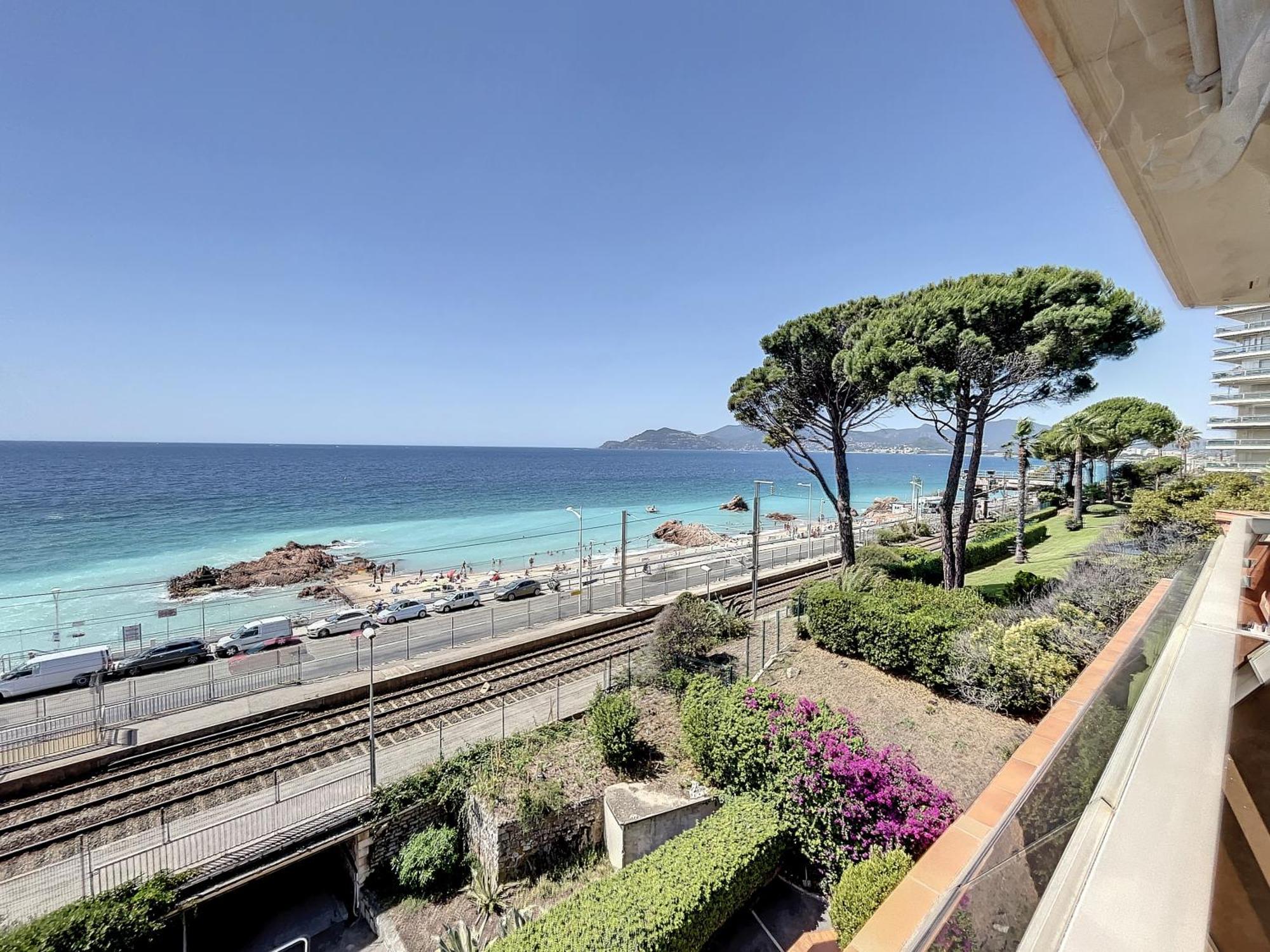 Studio With Beautiful Sea View And Direct Beach Access Кан Екстериор снимка